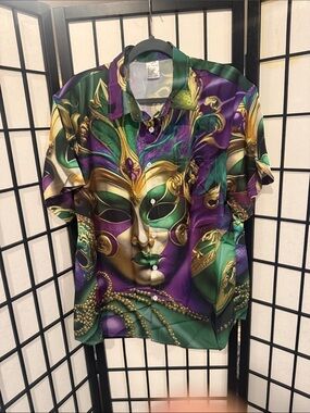 Men’s Green & Purple Mardi Gras Print Button-Up Top